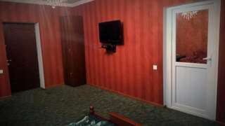 Отель Hotel Lilo near Airport Тбилиси Двухместный номер с 1 кроватью или 2 отдельными кроватями и собственной ванной комнатой-2