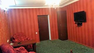 Отель Hotel Lilo near Airport Тбилиси Двухместный номер с 1 кроватью или 2 отдельными кроватями и собственной ванной комнатой-5