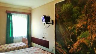 Отель Hotel Lilo near Airport Тбилиси Двухместный номер с 2 отдельными кроватями и общей ванной комнатой-2